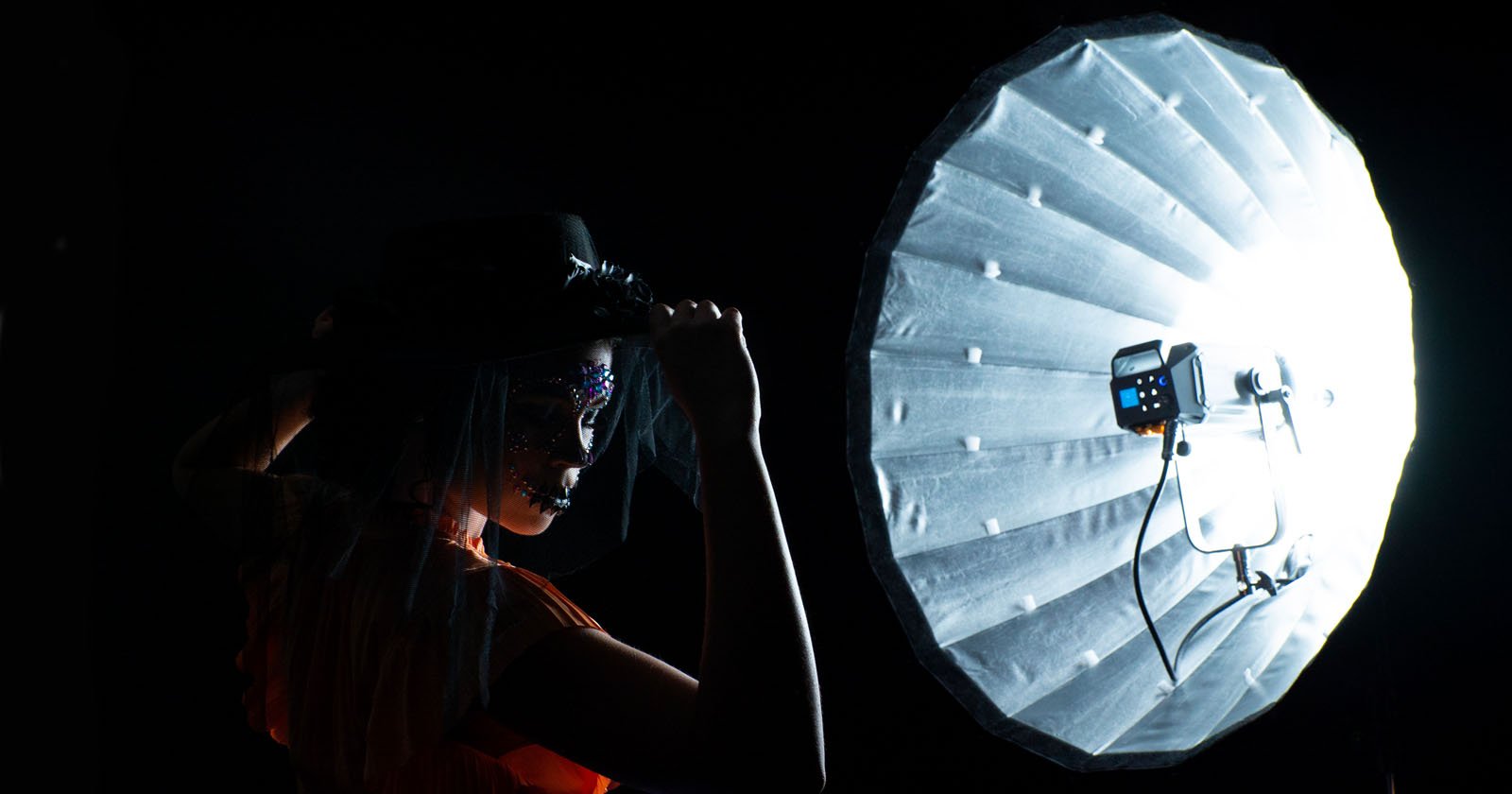 Fotodiox’s DLX Parabolic Focusing Softbox Is a Hybrid Modifier