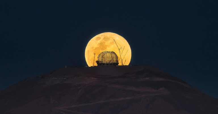 Stunning Photo of Hunter’s Moon Rising Over The World’s Largest Telescope