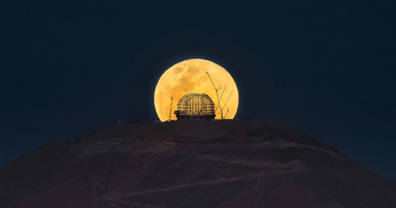 Stunning Photo of Hunter’s Moon Rising Over The World’s Largest Telescope