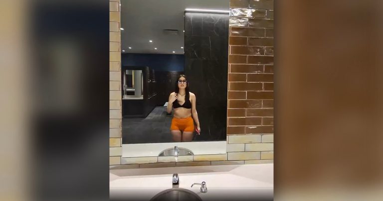 People Can’t Figure Out How an Influencer Filmed Her Selfie