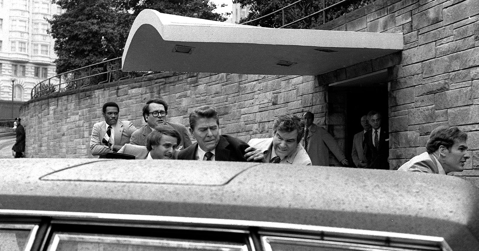 Photographer Who Captured Reagan Assassination Attempt Dies Age 77