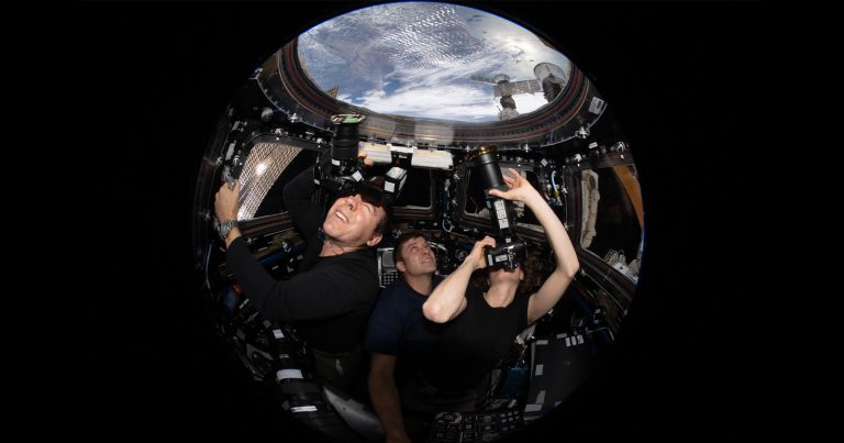 Astronauts Discuss the Pros and Cons of Taking Photos in Zero Gravity