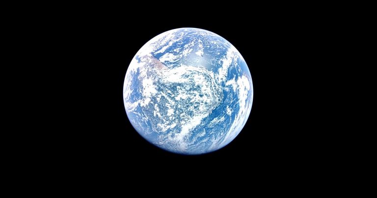 Moon-Bound Spacecraft Captures Beautiful Photo of Earth