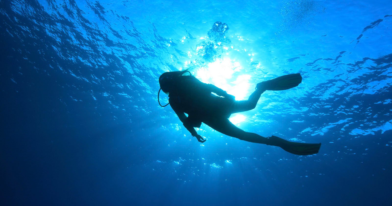 Chinese Diver Drowns Trying to Retrieve Dropped GoPro Camera Chinese Diver Drowns Trying to Retrieve Dropped GoPro Camera