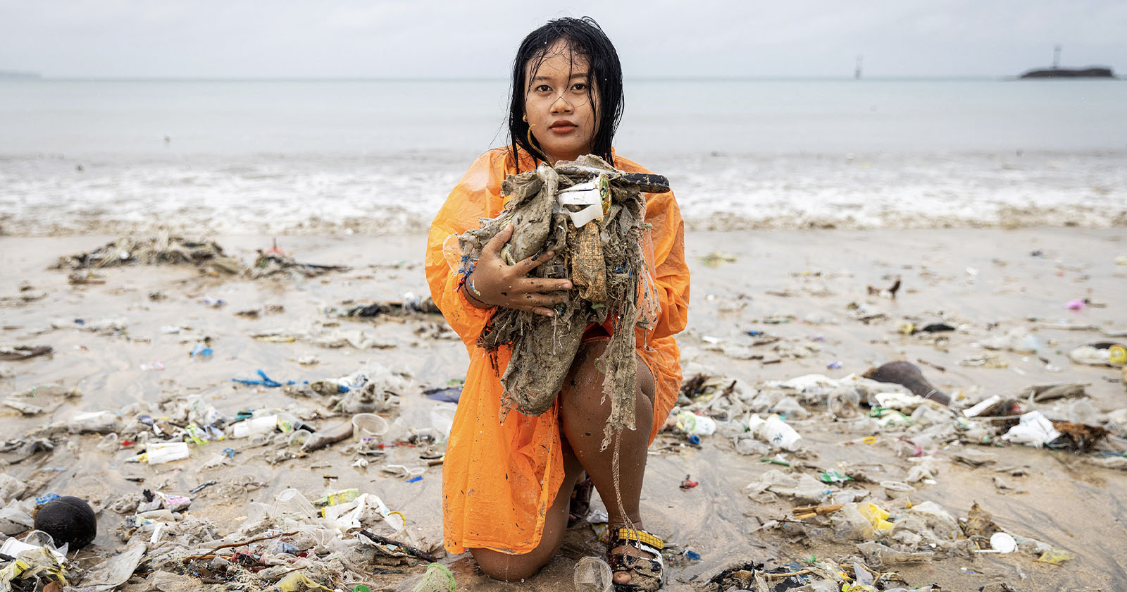 Photojournalist Wades Through Plastic Waste to Document Bali’s Pollution Crisis Photojournalist Wades Through Plastic Waste to Document Bali’s Pollution Crisis