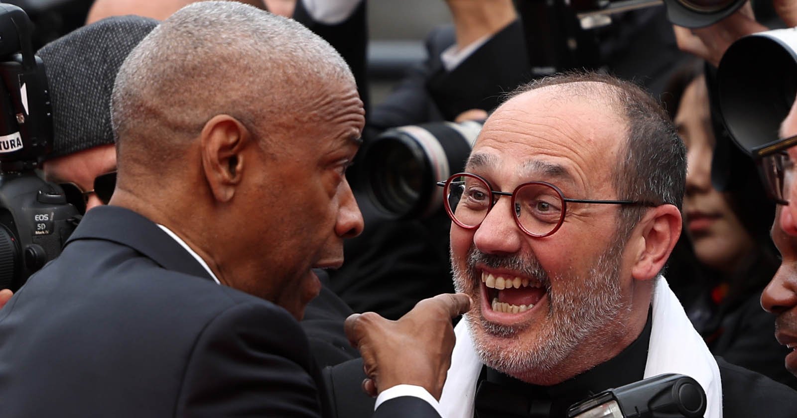 Denzel Washington Shouts Into Smiling Face of Photographer Who Grabbed Him Denzel Washington Shouts Into Smiling Face of Photographer Who Grabbed Him