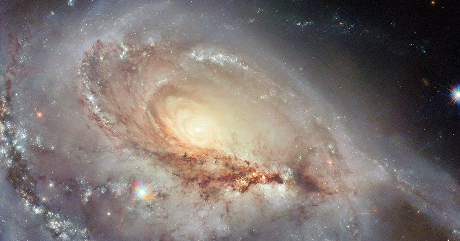 Hubble’s Latest Portrait of a ‘Peculiar’ Galaxy Looks Almost 3D Hubble’s Latest Portrait of a ‘Peculiar’ Galaxy Looks Almost 3D