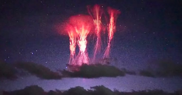 Rare Red Sprite Photographed in Tibet Dazzles Social Media