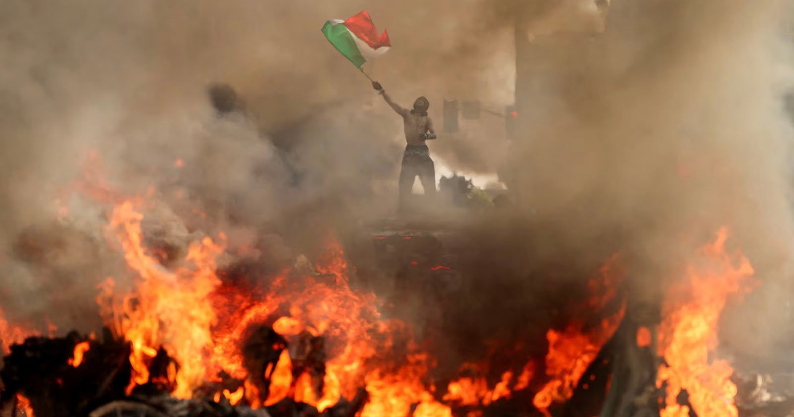 Pulitzer Prize-Winning Photographer Describes the Chaos on the Streets of Los Angeles Pulitzer Prize-Winning Photographer Describes the Chaos on the Streets of Los Angeles