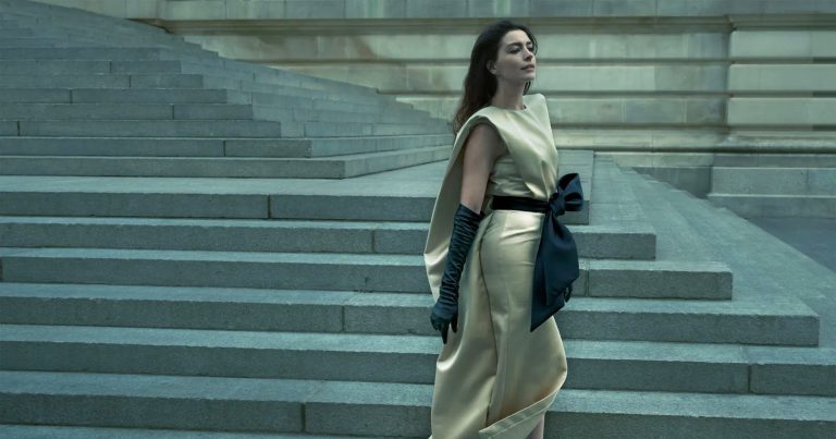 Our Verdict on Annie Leibovitz’s Anne Hathaway Photos in Vogue