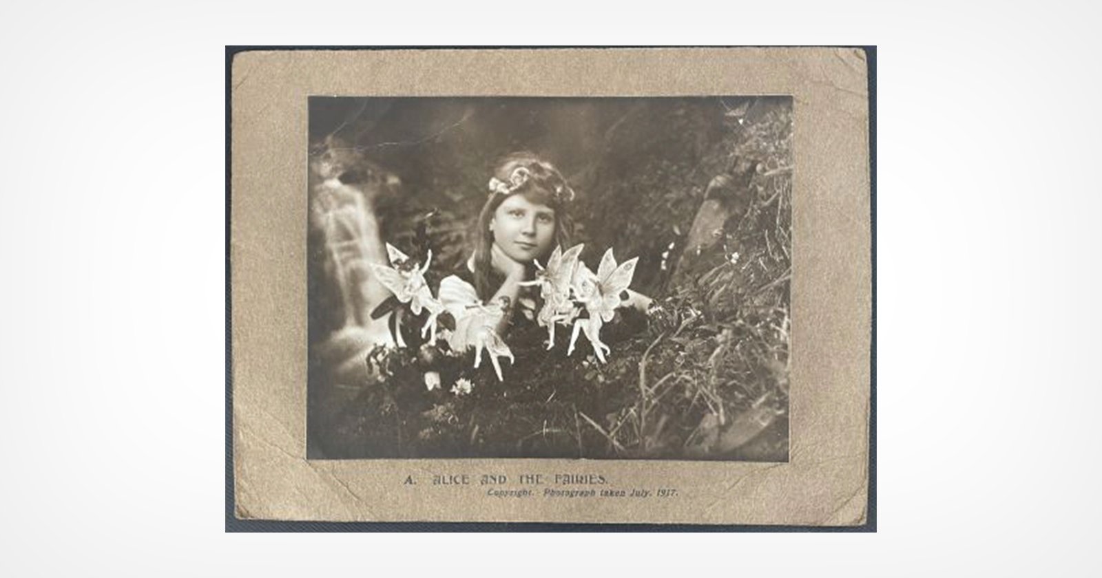 Two of World’s Most Infamous Hoax Photos Sold for Over $3,400 Two of World’s Most Infamous Hoax Photos Sold for Over $3,400