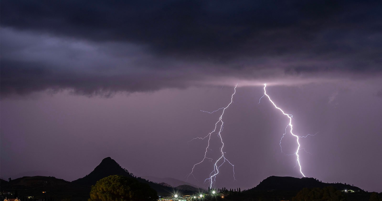 Mountain Photo Shoot Turns into Horror Show After Lightning Strike Mountain Photo Shoot Turns into Horror Show After Lightning Strike