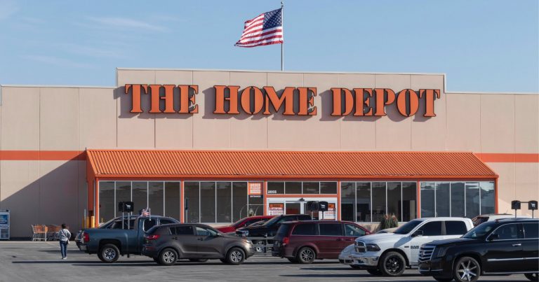 Photographer Sues US Government for $1 Million After Arrest While Filming Immigration Raids