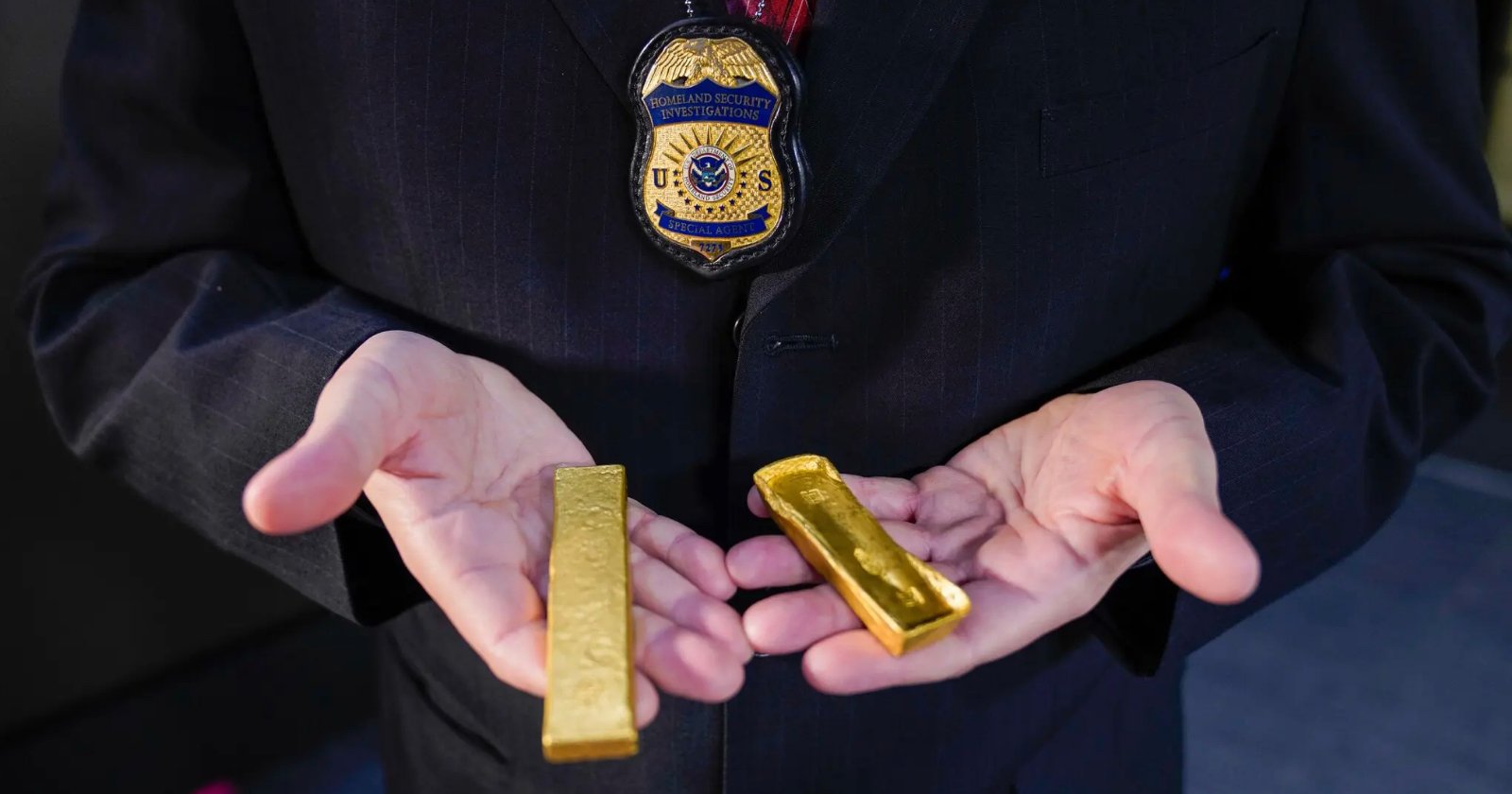 Underwater Photographer May Face Trial Over Gold Taken From Historic Shipwreck Underwater Photographer May Face Trial Over Gold Taken From Historic Shipwreck