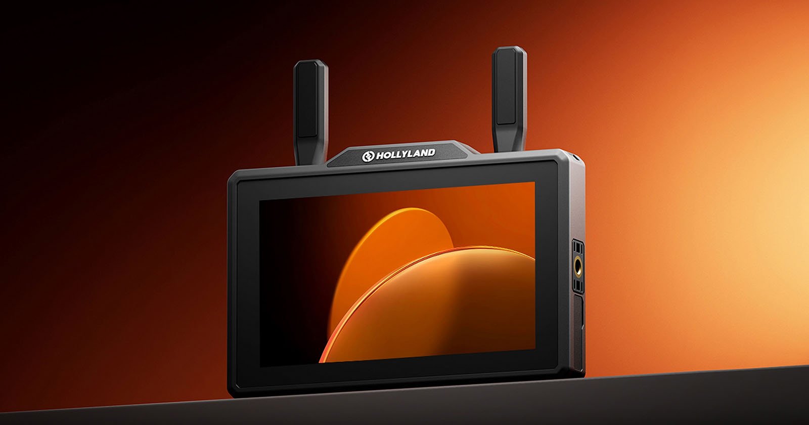 Hollyland Pyro 5 Is a Compact All-in-One Wireless Video Monitor