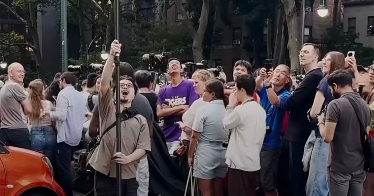 Photographer’s Genius Strategy to Avoid the Crowds on Manhattanhenge