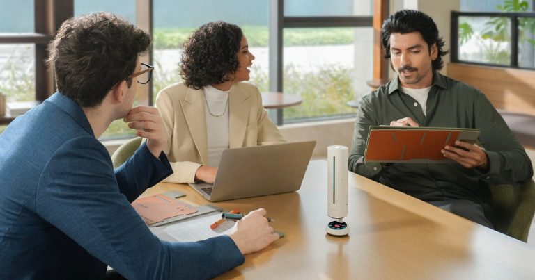 The Insta360 Wave is a Beamforming Voice Recorder With AI Transcription