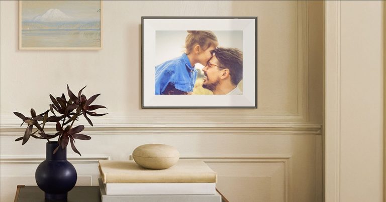 Aura’s New Digital Photo Frame Doesn’t Have a Cord and Looks Like Paper
