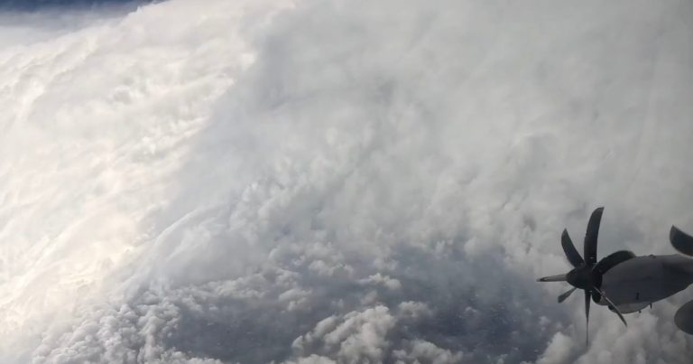 Airplane Captures Striking ‘Stadium Effect’ Inside Hurricane Melissa’s Eye