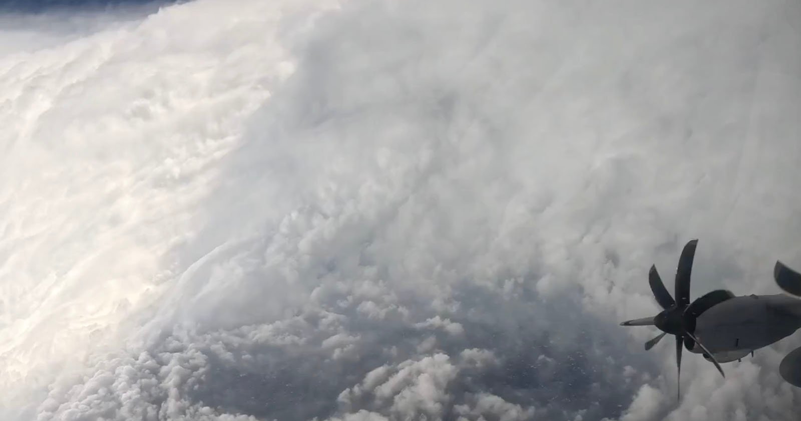 Airplane Captures Striking ‘Stadium Effect’ Inside Hurricane Melissa’s Eye