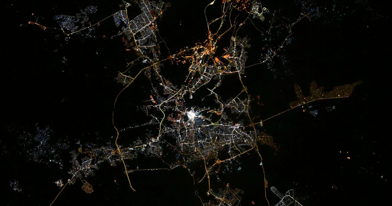 Astronaut Don Pettit Photographs Mecca’s Sacred Mosque Shining From Space