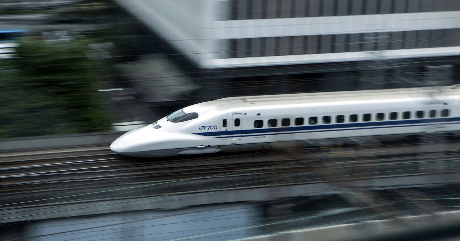 Japanese Railway Pleads With Photographers to Stop Being Dangerously Dumb