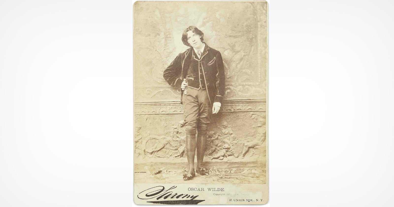 Iconic Oscar Wilde Portrait by Legendary Photographer Sarony to Be Sold at Auction